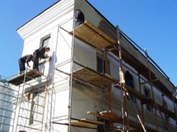 Работы по отделке фасадов защищают стены домов