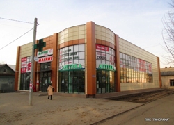 Фасад торгового центра на ул.Фурманова