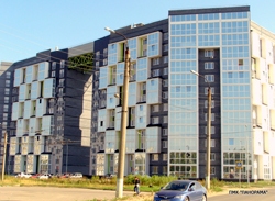 Пример фасада жилого здания облицованного с помощью облицовочного кирпича и керамогранитной плиткой