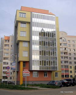 Фасад здания на ул. Суворова из крупных фиброцементных панелей яркого цвета.